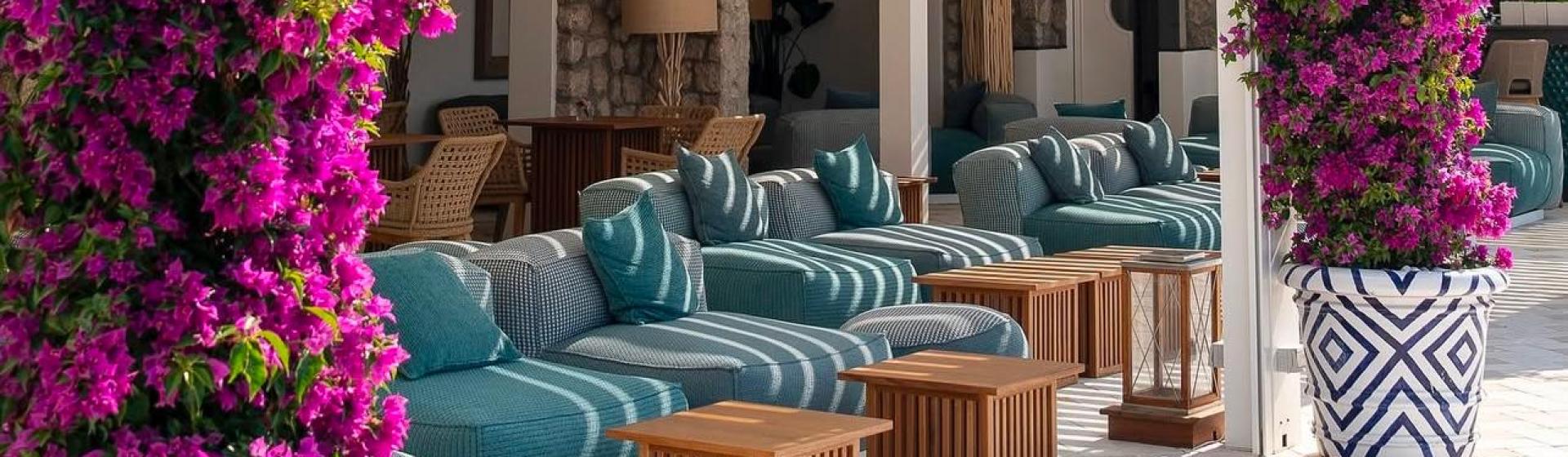 Terrazza elegante con fiori colorati e comodi divani.